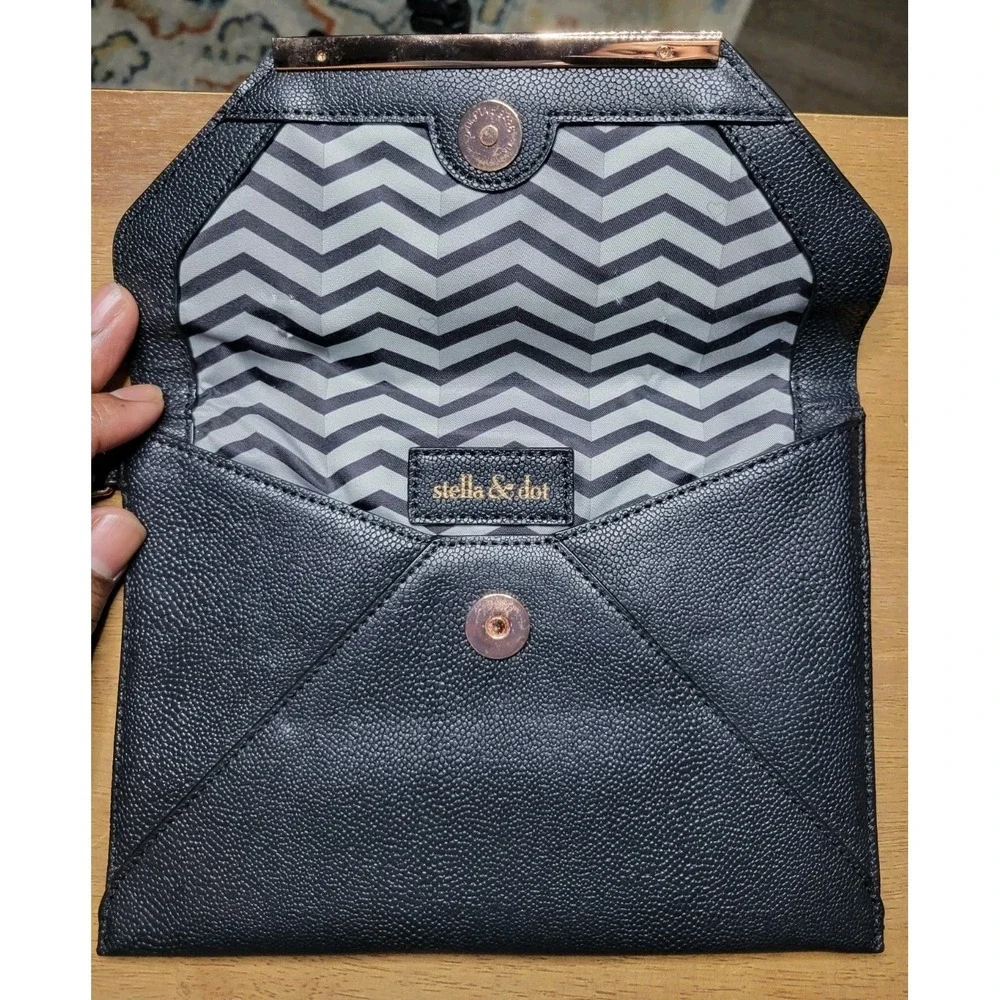 Stella & Dot Avalon envelope clutch wristlet in black with gold metal‎ accents